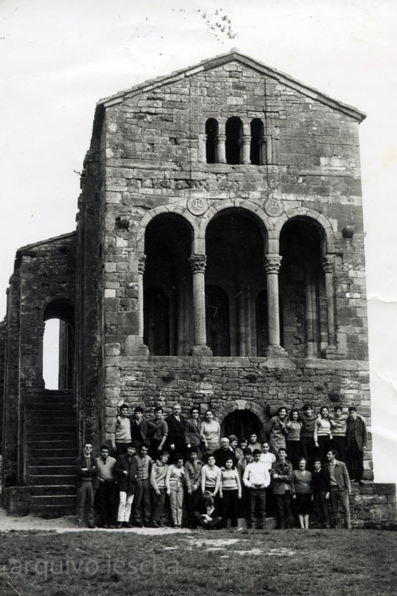 Santa Mª del Naranco, Oviedo, 02-05-1969. Excursión a León e Asturias, curso 1968-1969. Gonzalo (chofer), Hermida, Vicente, Lali, Ignacio, Carmucha, don Adolfo, Loli, Celia, Paredes, Sanjurjo, Felpeto, Mari Paz, Lois, mai de Lodeiro, Juan Pablo, Chus, Ramiro, Eloy, Vilar, don Daniel, dona Chari, Milagros, Mª Carmen, Ana, Carlos, Gelines, Manzano, Andrés C.