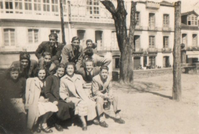 Sentados: Alicia Baamonde, Laura Fraga,Teresa Criado, Mª Luisa Nieto, Jose Luis Quintanilla Detrás:Paulino García, Juan José Sánchez, Plácido Celeiro Ao fondo: Fillo de D Lorenzo (Mateo), Jose Mª Carballal Todos, alumnos da Academia Sta. María (1º e 2º de bacharelato), naquel ano 1945. (Foto cedida por Alicia Baamonde)